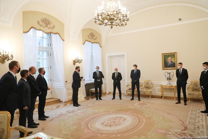 03_Andrzej_Duda_przedstwieciele_klub_sportowy_Cracovia_20200929_JS__9877