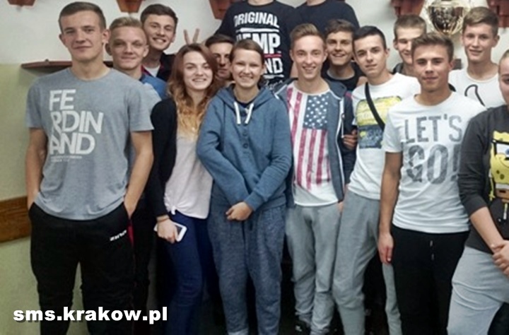Karolina (w środku) ze swoja klasą w SzkoleMistrzostwa Sportowego