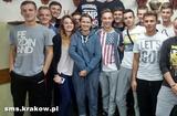 Karolina (w środku) ze swoja klasą w SzkoleMistrzostwa Sportowego