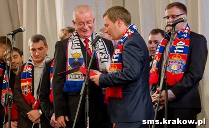 Konsul Generalny RP we Lwowie Jarosław Drozd, prezes LKS Pogoń Marek Horbań