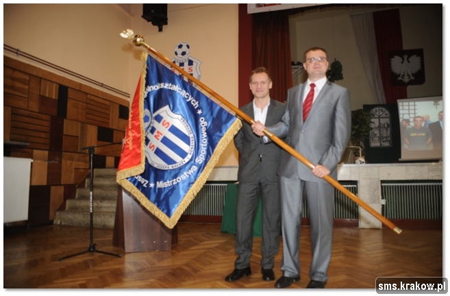 Mirosław Gilarski i Tomasz Rząsa podczas uroczystości wręczenia sztandaru Szkole