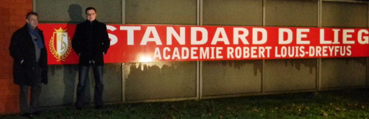 Od lewej Trener Kocąb i Dyrektor Gilarski przed wejściem do Akademii Standardu Liege. Wiyta w ramach spotkania organizacyjnego projektustyczeń 2012