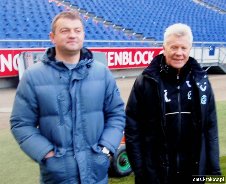 Trenerzy Hajdo i Kowalczuk (H96) na płycie AWD-Arena przed meczem z HSV Hamburg